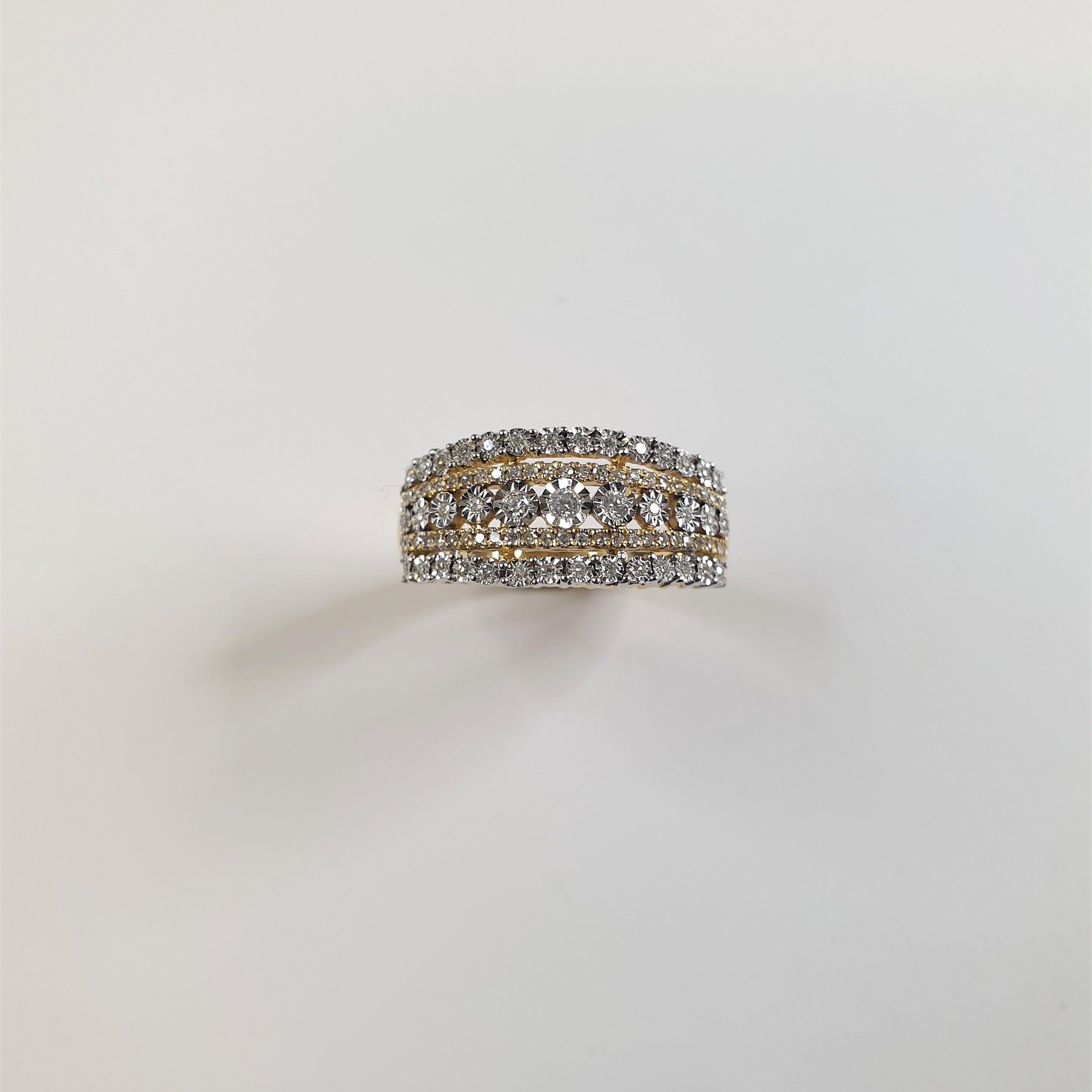9ct yellow gold ring.