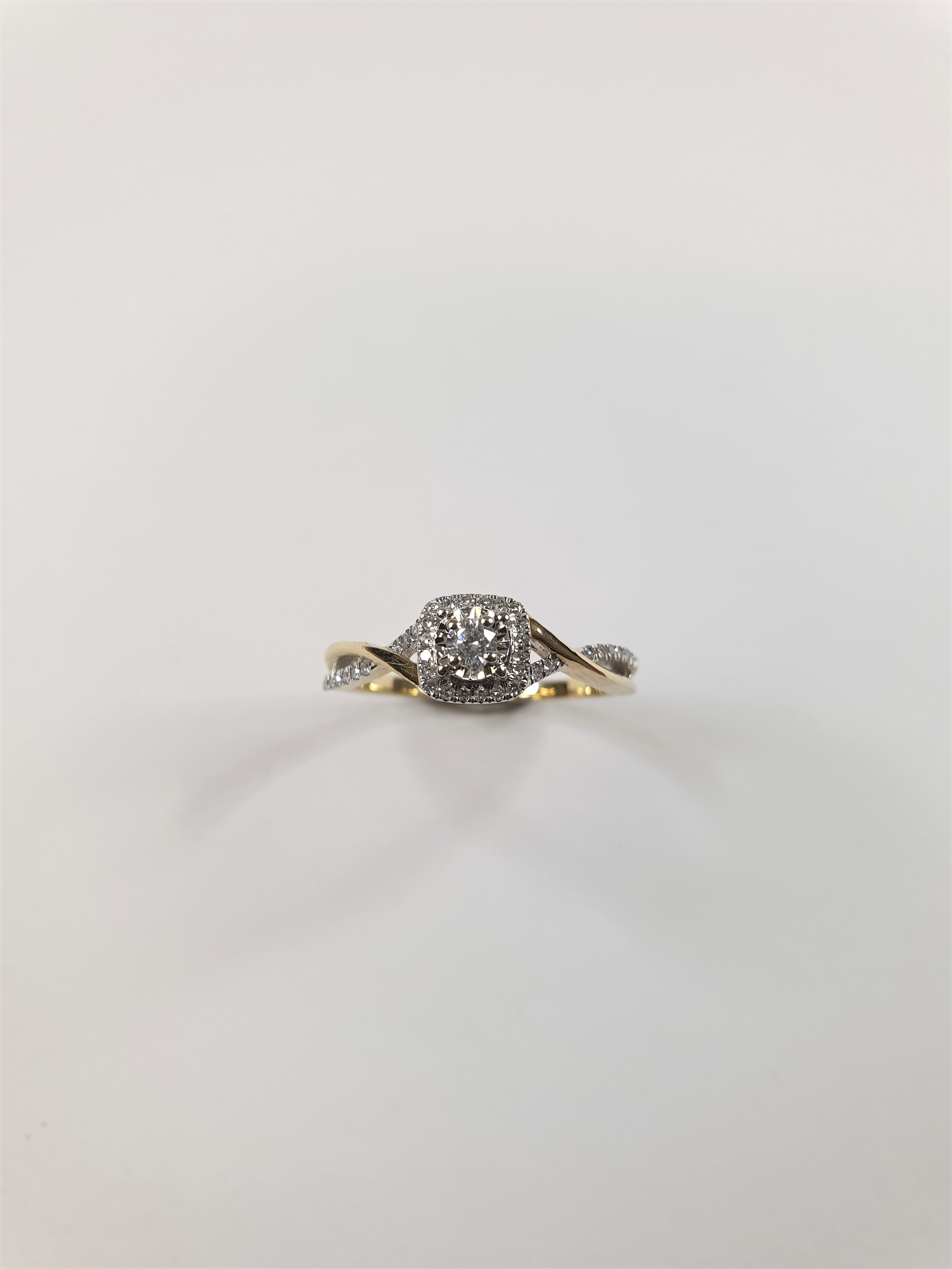 9ct yellow gold ring.