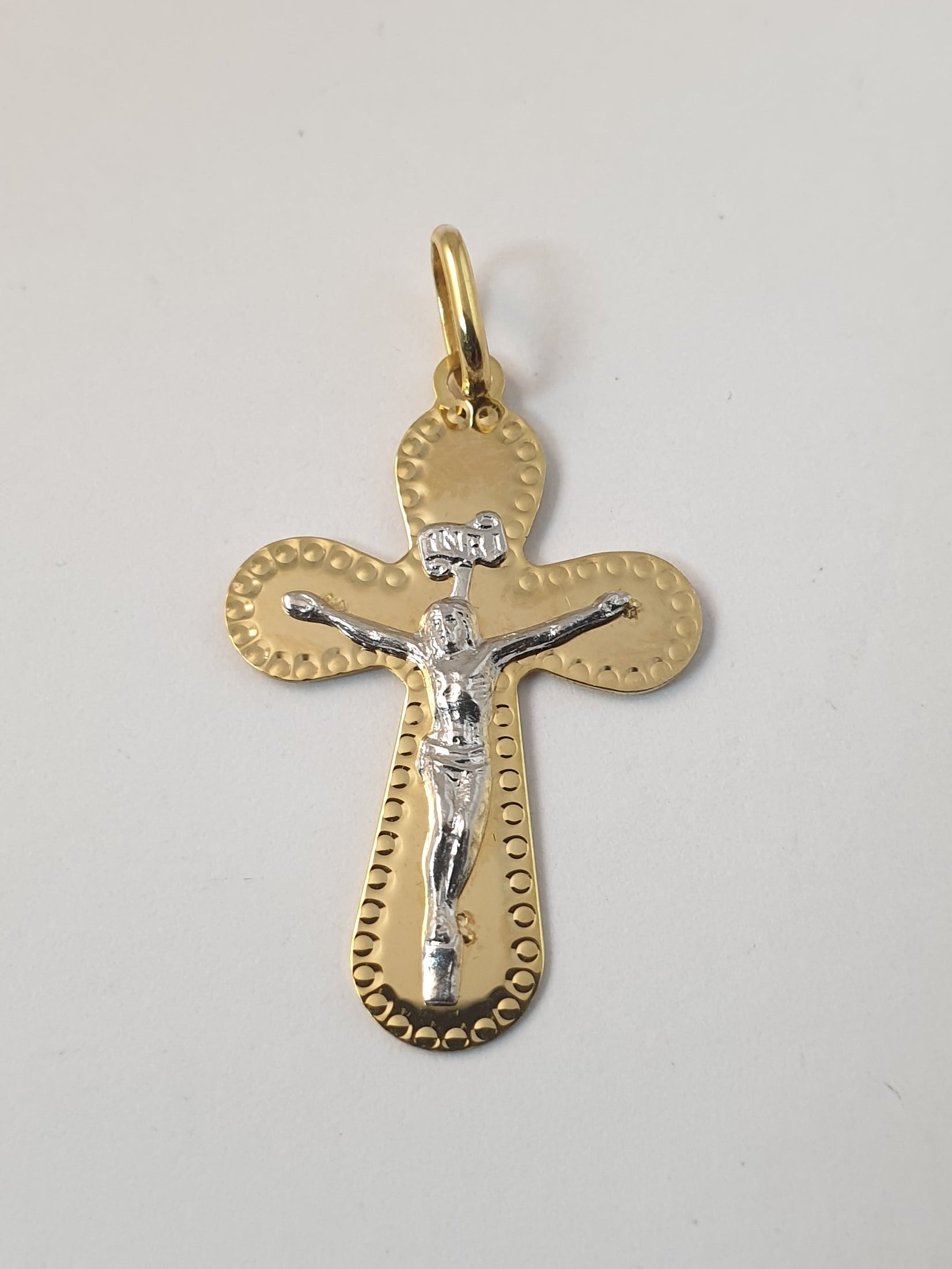 9ct yellow gold crucifix